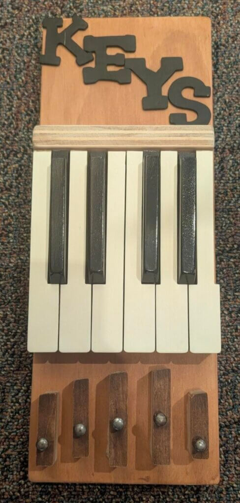Key hanger with piano keys